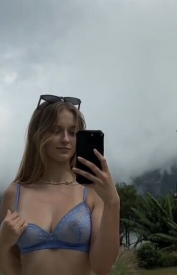 Full leaked Sofie reyez/ private onlyfans photo