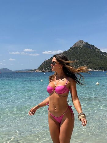 Full leaked Women in bikinis private onlyfans photo