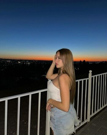 Full leaked Women wearing demin private onlyfans photo