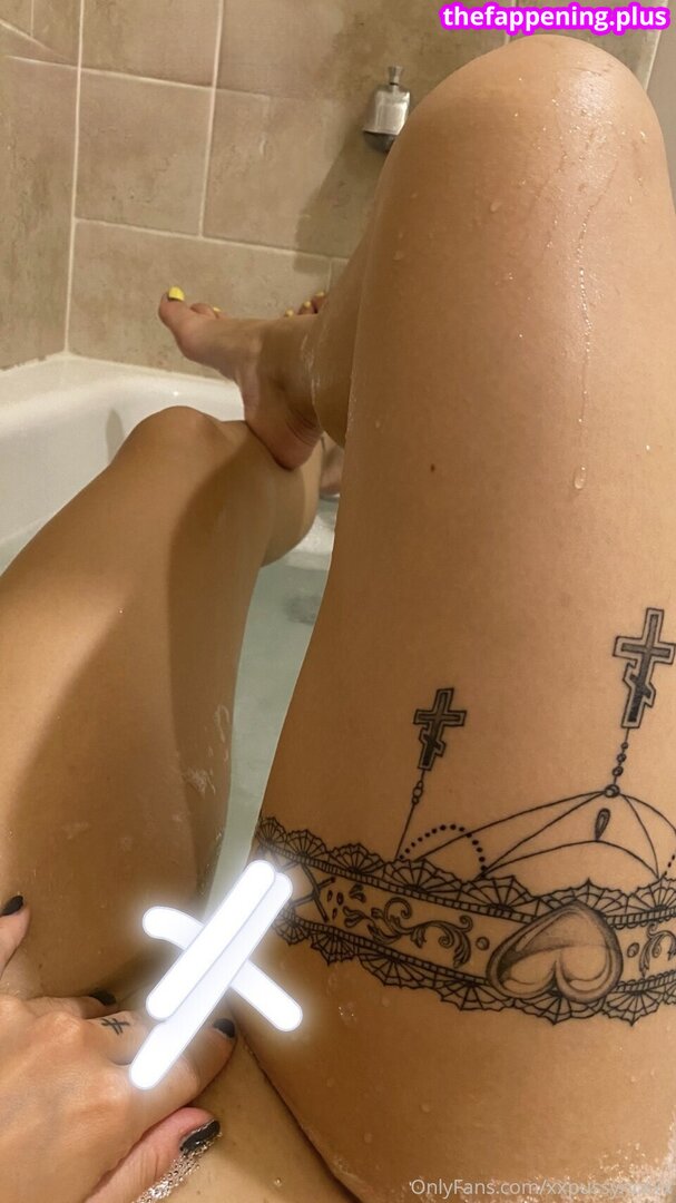 nadya tolokonnikova / nadyariot / pussyrrriot / xxpussyriotxx Naakte OnlyFans Foto #14