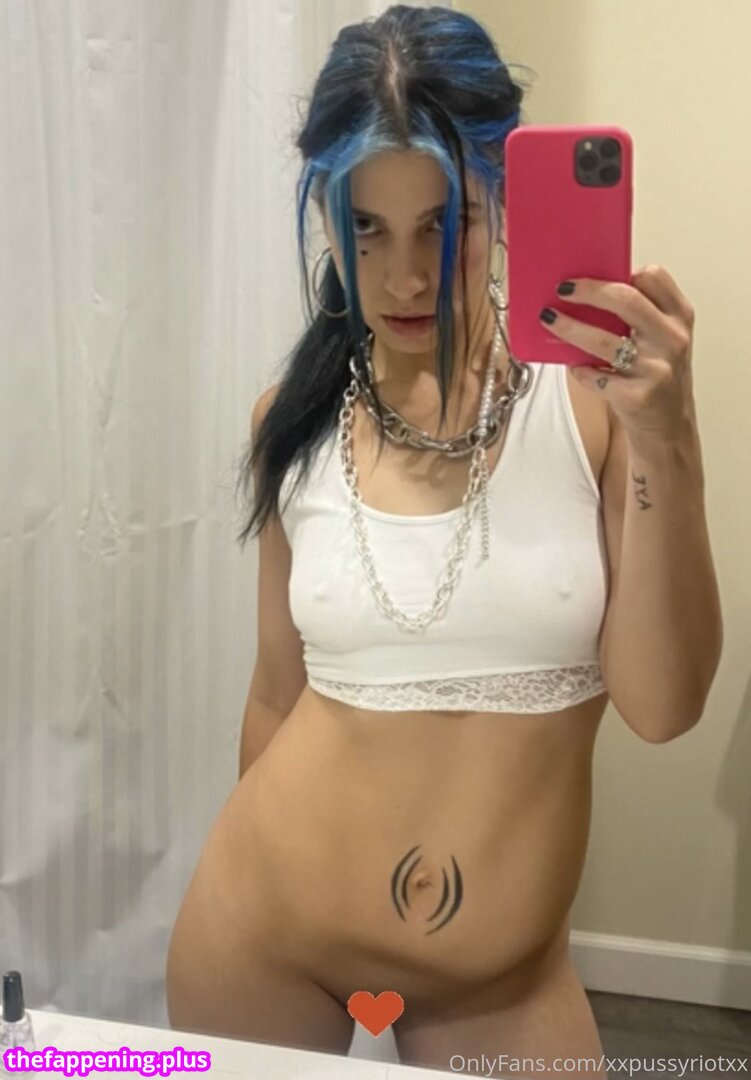 nadya tolokonnikova / nadyariot / pussyrrriot / xxpussyriotxx Фото обнажённых OnlyFans #19