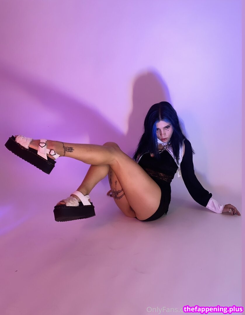 nadya tolokonnikova / nadyariot / pussyrrriot / xxpussyriotxx Naakte OnlyFans Foto #24