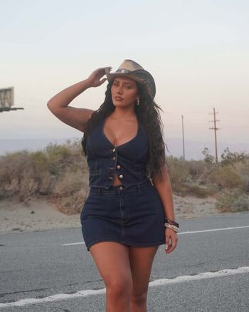 Full leaked Yasmine minovski private onlyfans photo