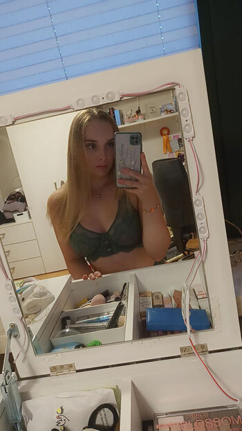 Full leaked Zoe anne may page private onlyfans photo