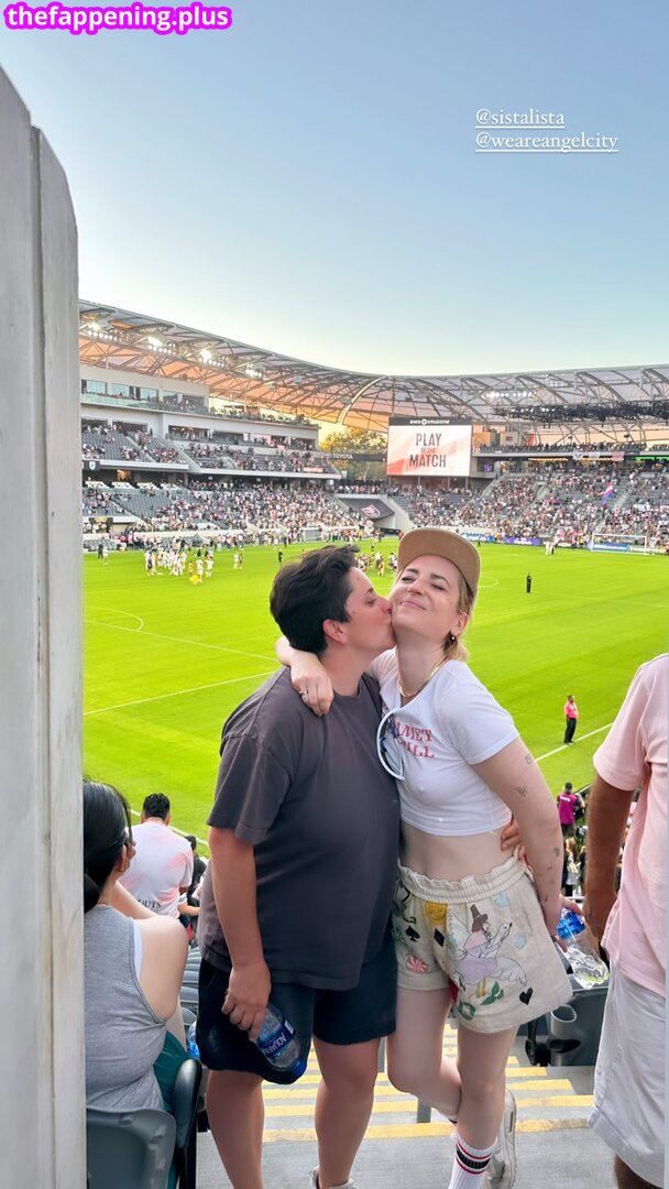 Zoe Lister Jones / https: / zoelisterjones नग्न OnlyFans फोटो #34